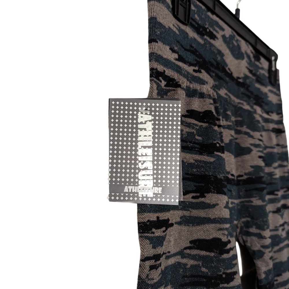 Women's NWT Athleisure camo print leggings, green/multi, size S/M